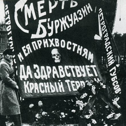 Lo striscione recita: Lunga vita al Terrore Rosso - Wikipedia - Author unknown, public domain