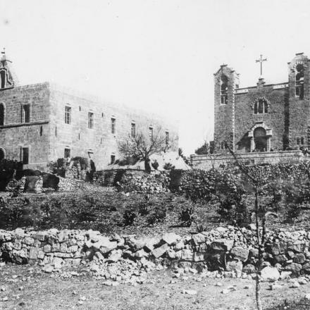 Chiesa latina e scuole a Ram Allah usate come ospedali. L'esercito turco ha lanciato una granata attraverso il tetto della chiesa. © IWM Q 12636