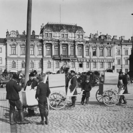 Helsinki ai primi del 900 - la piazza del mercato © Signe Brander via wikipedia  - Public Domain