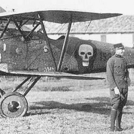 L'asso della aviazione austriaca Godwin Brumowski, a sinistra nella foto, accanto al suo Albatros (Oef) D.III Typ 153. Accanto a lui l'altro asso austriaco Frank Linke-Crawford. Wikipedia - Author unknown, public domain