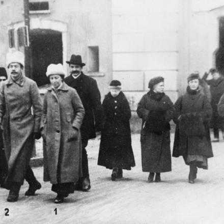Delegati sovietici, la signora Bichenko (1) e il signor Shakhrai (2), con il loro staff a Brest-Litovsk, dicembre 1917. Sullo sfondo si possono vedere quattro stenografe. © IWM Q 112647