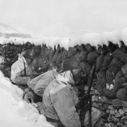 Truppe italiane nella neve sul Fronte di Asiago. © IWM Q 65114