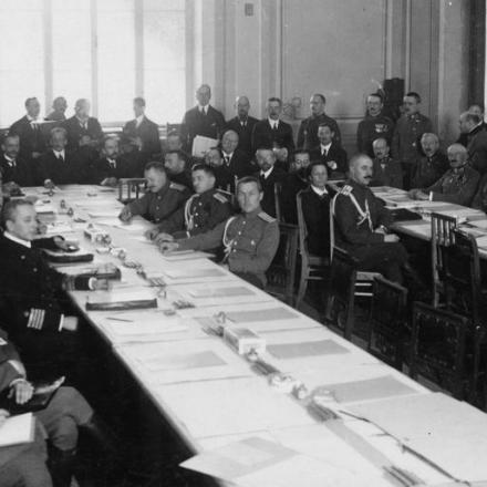 Delegati di entrambe le parti al tavolo durante i negoziati di pace a Brest-Litovsk.  © IWM Q 86728