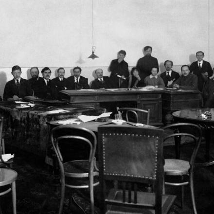 Il Consiglio dei commissari del popolo - Da sinistra a destra: I.Z. Steinberg, I.I. Skvortsov-Stepanov, B.D. Kamkov, V.D. Bonch-Bruevich, V.E. Trutovsky, A.G. Shlyapnikov, P.P. Proshyan, V.I. Lenin, I.V. Stalin, A.M. Kollontai, P.E. Dybenko, E.K. Koksharova, N.I. Podvoisky, N.P. Gorbunov, V.I. Nevsky, A.V. Shotman, G.V. Chicherin. Dicembre 1917 - gennaio 1918 © projects.rusarchives.ru - Archivio di stato russo storico socio-politico f9v52ed2043b1aa4_1024