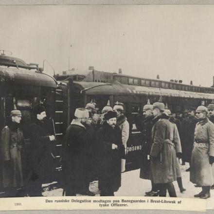La delegazione russa viene ricevuta alla stazione ferroviaria di Brest-Litowsk da ufficiali tedeschi. © National Library of Denmark CC BY-NC-ND 2.0 object_178374_en