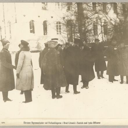Rappresentanti dell'Ucraina ai negoziati di Brest-Litowsk in conversazione con ufficiali tedeschi. © National Library of Denmark object 178436_en_