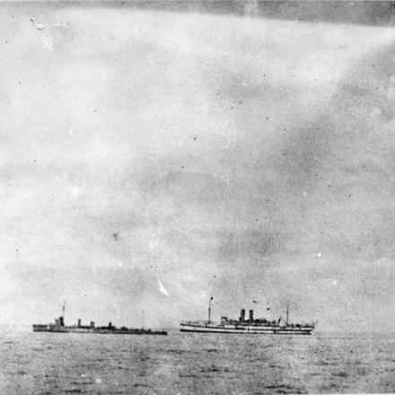 Un cacciatorpediniere giapponese e una nave ospedale. © IWM Q 114501