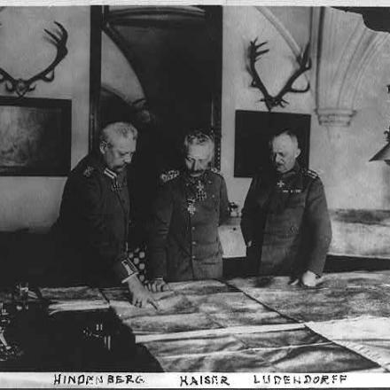 Il generale Paul von Hindenburg, il Kaiser Wilhelm II e il generale Erich Ludendorff  presso il Quartier Generale tedesco © Congress Library pnp_cph.3a42618