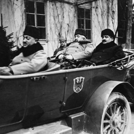 Izzet Pasha (a sinistra) e Talaat Pasha, il Gran Visir turco (a destra), in arrivo in un'auto del personale tedesco alla conferenza di pace a Brest Litovsk, gennaio 1918 © IWM Q 85954