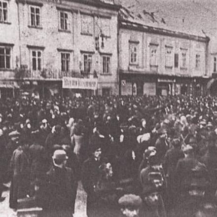 Lavoratori in sciopero  davanti al municipio a Wiener Neustadt © klahrgesellschaft.at_Mitteilungen_Hautmann - wikipedia - Author unknown public domain