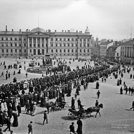Helsinki 1907 - Apertura del primo parlamento unicamerale. Processione in Piazza del Senato. Sullo sfondo la Camera del Senato. © National Library of Finland HKMS000005:0000004p  N170