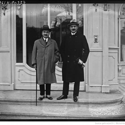 L'ex Ambasciatore di Romania a Pietrogrado, Constantin Diamandy ( a sinistra) in una foto del 1922 alla Conferenza di Losanna   © BNF Gallica - Agence_Rol_ark_12148_btv1b53094702x