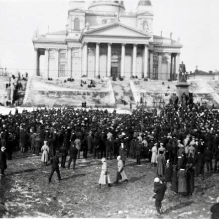 Una dimostrazione nella Piazza del Senato di Helsinki. © wikipedia. Author unknown public domain 