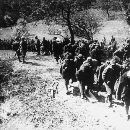 Prigionieri austroungarici catturati dalla 4a Brigata bersaglieri durante l'attacco al Monte di Val Bella, Asiago, il 29 gennaio 1918. © IWM (Q 65286)