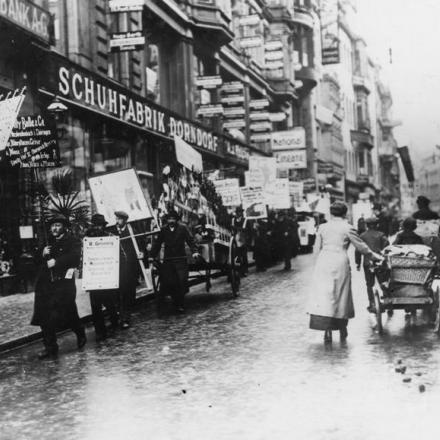 I civili sfilano lungo una strada di Lipsia. © IWM Q 53515