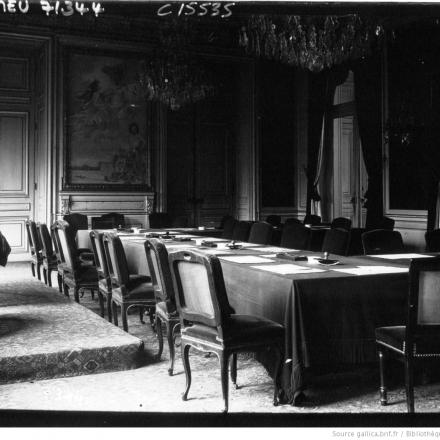  Versailles, la prefettura: sala riunioni del Consiglio Generale. © BNF Gallica © Agence Meurisse  ark_12148_btv1b9031621p