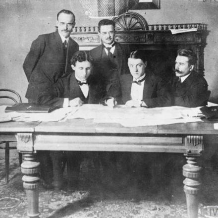 Delegati della Repubblica Popolare Ucraina a Brest-Litovsk,  febbraio 1918. Da sinistra a destra: sconosciuto, Mykola Liubynsky, sconosciuto, Oleksandr Sevriuk, Mykola Levytsky. © IWM Q 112635