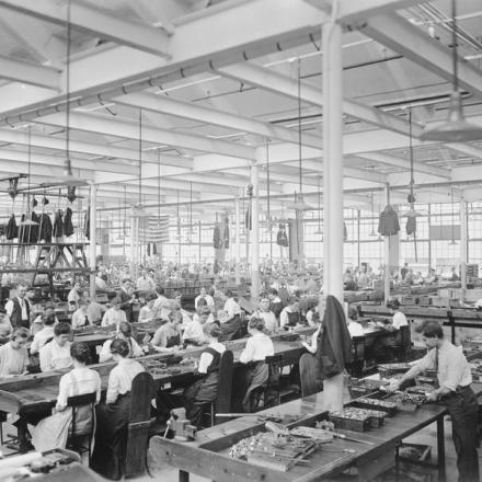 Vista generale di una sezione dell'impianto di armi da fuoco automatiche della Colt a Hartford (Connecticut). © IWM Q 110339