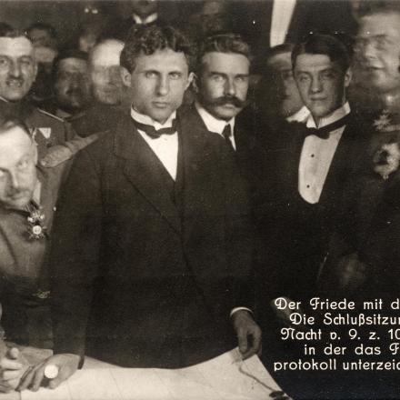 Sessione di chiusura della firma del protocollo di pace nella notte tra il 9 e il 10 febbraio 1918. Da sinistra: il generale Brinkmann, Mykola Liubynsky, Mykola Levytsky, Oleksandr Sevriuk, il generale Max Hoffmann e Serhiy Ostapenko © wikipedia.en. Postcard