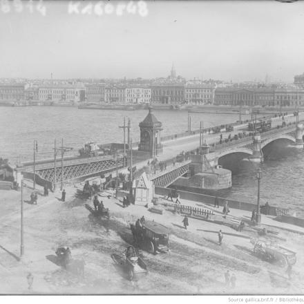 Pietrogrado, il ponte Nicholas. Foto del 1917. © BNF Gallica - Agence Rol  ark_12148_btv1b53000520x