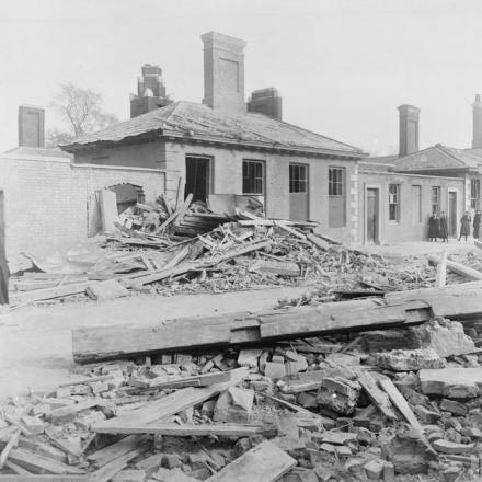 Macerie e detriti al Chelsea Hospital a seguito del bombardamento nella notte tra il 16 e il 17 febbraio 1918.  © IWM HO 30