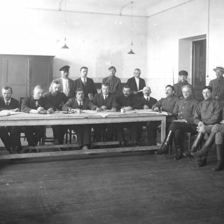 Commissione per la coscrizione di operai e contadini nell'Armata Rossa (1918). © ru.wikipedia -  Author unknown public domain - Museo statale di storia politica della Russia
