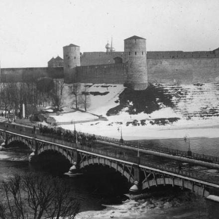 Un'unità montata che attraversa un ponte vicino alla fortezza di Narva, 100 Km a est di St. Pietroburgo, in Estonia . © IWM Q 86837