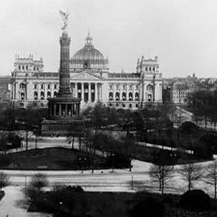 Edificio del Reichstag, vista generale con Königsplatz e Colonna della Vittoria. - Fotografia del 1894. © picture-alliance_akg-images - bundestag.de