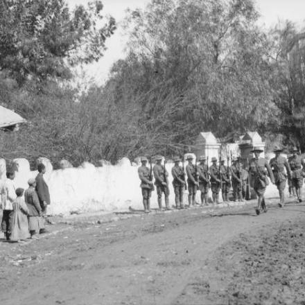 Il 3 ° reggimento di cavalleria leggera della 1a brigata australiana fuori dal Gilgal Hotel, Gerico,  febbraio 1918. © IWM Q 12689