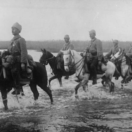 Cavalleria turca che attraversa il fiume Giordano. © IWM Q 56674