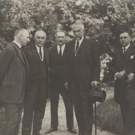 Iași: il Primo Ministro della Romania, Ionel Bratianu in un gruppo di politici. © National Archives of Romania, SANIC, Photographic Documents Collection, FI, 464 