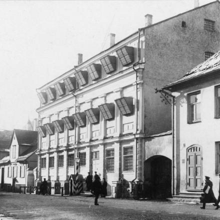 Sentinella tedesca davanti alla vecchia prigione di Dorpat (Tartu, Estonia) in cui erano rinchiusi i tedeschi internati. © IWM Q 86921