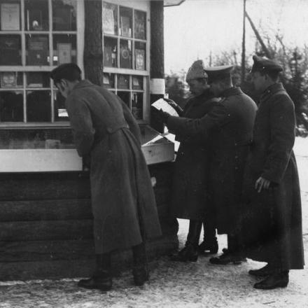Soldati tedeschi e bolscevichi che fraternizzavano nell'area del fiume Yaselda al momento dei negoziati di pace a Brest-Litovsk, febbraio 1918.© IWM Q 86974