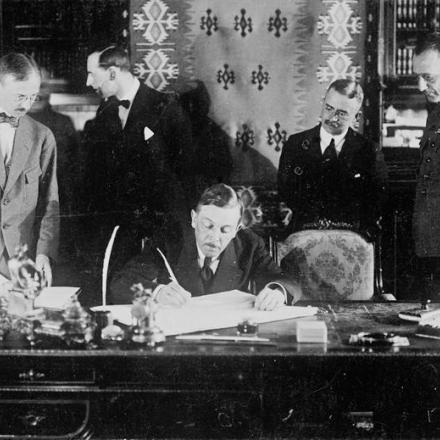 Richard von Kuhlmann, il ministro degli esteri tedesco, firma il trattato di Brest Litovsk. Leon Trotsky, commissario bolscevico per gli affari esteri, e il conte Ottokar Czernin, ministro degli esteri austro-ungarico, stanno a guardare. © IWM (Q 45331)