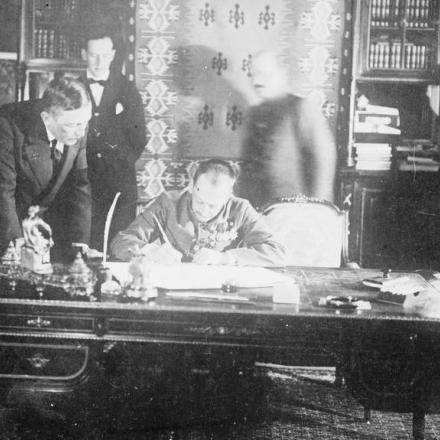 Il conte Ottokar Czernin, ministro degli Esteri austro-ungarico, firma il Trattato di pace con la Russia sovietica a Brest-Litovsk, il 3 marzo 1918. © IWM (Q 45345)