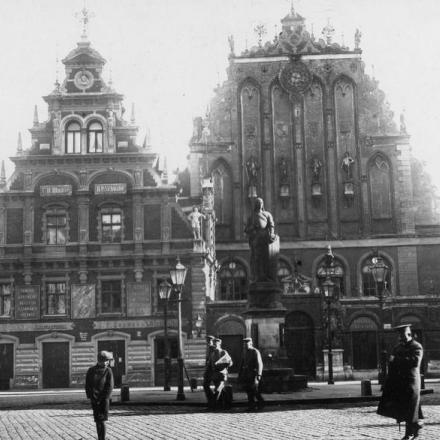 Truppe tedesche davanti alla casa "Schwarzhaupter" (la Casa delle Teste Nere) a Riga.© IWM Q 86934