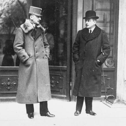 Il conte Ottokar Czernin, ministro degli Esteri austro-ungarico, e Richard von Kuhlmann, ministro degli Esteri tedesco, dopo la conclusione del trattato preliminare con la Romania a Buftea il 5 marzo 1918. © IWM (Q 5806)