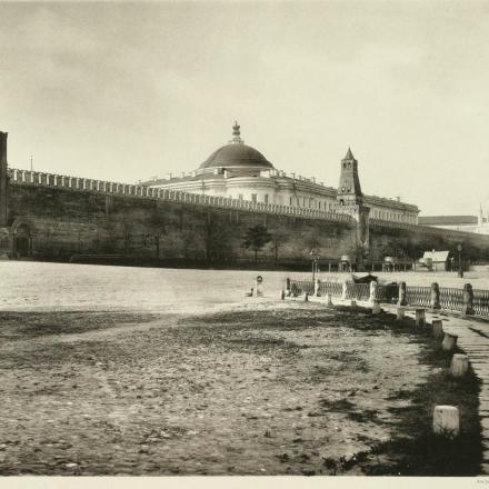 Palazzo del Senato, nuova sede del governo a Mosca, visto dalla Piazza Rossa. 1883 © Nikolay Naidenov - public domain - via wikipedia