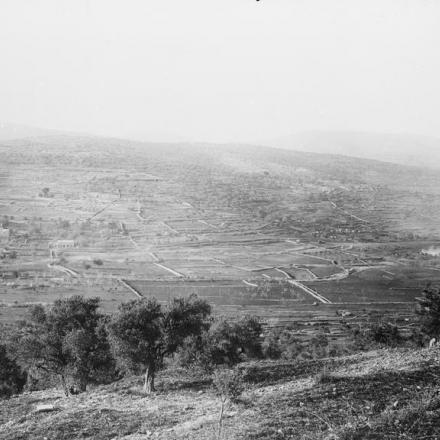 Una vista sulla Nablus Road. Sulla sinistra c'è il villaggio di Ain Sinia e sulla destra il villaggio di Yebrud. Furono presi dalla 230a brigata, 94a divisione, rispettivamente l'8 e il 10 marzo 1918. © IWM Q 12647