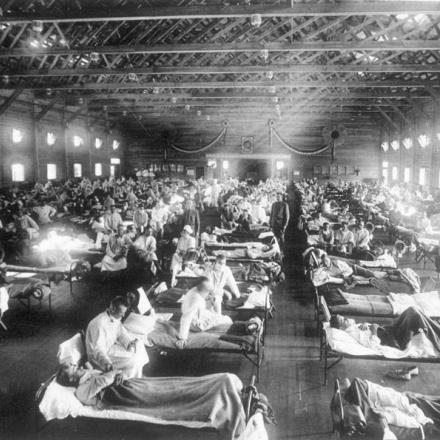 Soldati di Fort Riley, Kansas, malati di influenza spagnola in un reparto di ospedale a Camp Funston. © U.S. Army photographer - Wikimedia Commons - public domain 