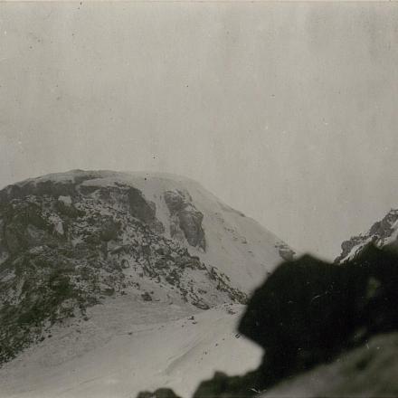 Foto del Dente Italiano scattata dal Dente Austriaco dopo la grande mina del 13 marzo 1918 © bildarchivaustria.at_Preview_15515527.jpg 
