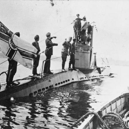 Un ufficiale austro-ungarico del comando del porto accoglie un sottomarino tedesco nel porto di Odessa, 1918. © IWM Q 112601