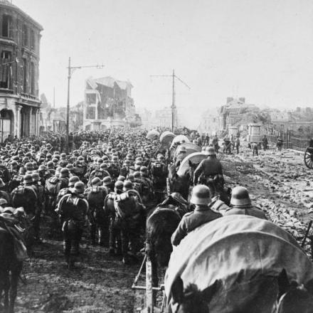 Preparativi per l'offensiva di primavera. Truppe tedesche concentrate nelle strade distrutte di St. Quentin, immediatamente prima dell'offensiva di primavera, 19 marzo 1918. © IWM (Q 55479)