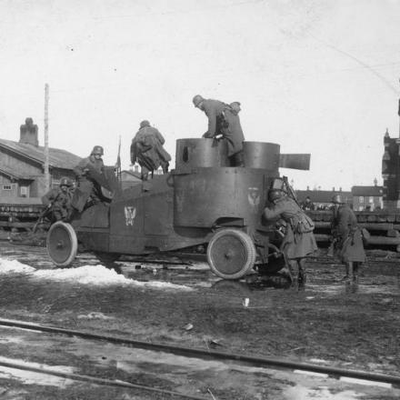 Kiev, le truppe tedesche esaminano un'auto blindata russa Mgebrov-Renault catturata dai bolscevichi. 1918. © IWM Q 86731
