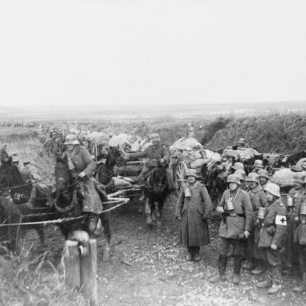 Artiglieria da campo e trasporti tedeschi che avanzano durante l'offensiva di primavera. © IWM Q 60468