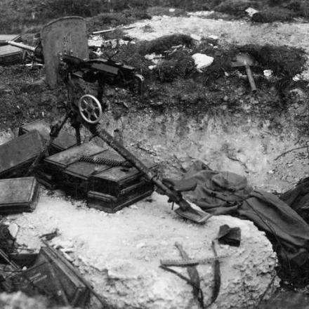 Mitragliatrice francese abbandonata St. Étienne Mle 1907, in una postazione di mitragliatrici invasa dai tedeschi. © IWM Q 87793