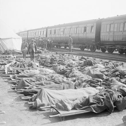 Battaglia di San Quintino. Feriti tedeschi e britannici vengono trasferiti con un treno ospedale britannico vicino a Bapaume, 22 marzo 1918. Bapaume fu preso dai tedeschi due giorni dopo. © IWM Q 10290