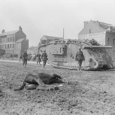 Battaglia di San Quintino (Saint-Quentin). Truppe britanniche a fianco di un carro armato Mark IV a Peronne, 23 marzo 1918. © IWM Q 10832