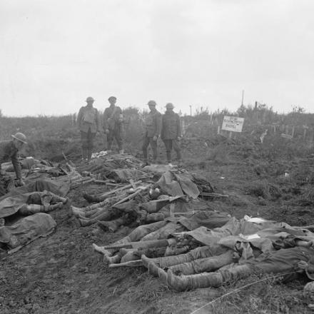 Monchy-le-Preux. Morti britannici in attesa di essere sepolti nel cimitero britannico del mulino a vento. © IWM Q 23612