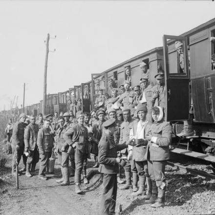Soldati britannici feriti accanto al loro treno, che si è fermato appena fuori Amiens, il 24 marzo 1918. © IWM (Q 10795)